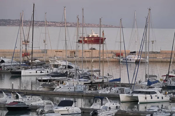 Italie, Sicile, Méditerranée, Marina di Ragusa ; 4 septembre 2017, bateaux et yachts de luxe dans le port au coucher du soleil - EDITORIAL — Photo