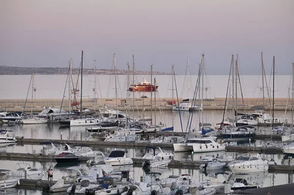 Itálie, Sicílie, Středozemní moře, Marina di Ragusa; 4. září 2017, lodě a luxusní jachty v přístavu při západu slunce - Editorial — Stock fotografie