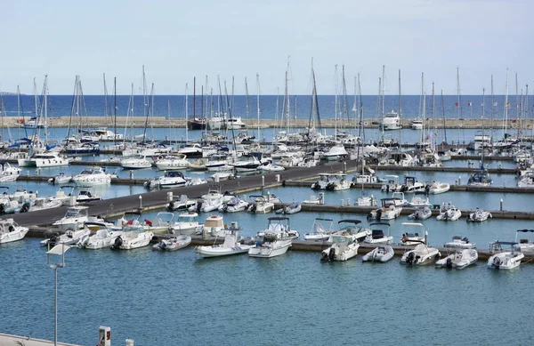 Italia, Sicilia, Mar Mediterráneo, Marina di Ragusa; 7 Septiembre 2017, barcos y yates de lujo en el puerto - EDITORIAL —  Fotos de Stock