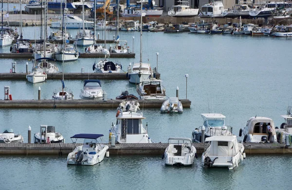 Италия, Сицилия, Средиземное море, Marina di Ragusa; 7 сентября 2017, лодки и роскошные яхты в порту - РЕДАКЦИЯ — стоковое фото