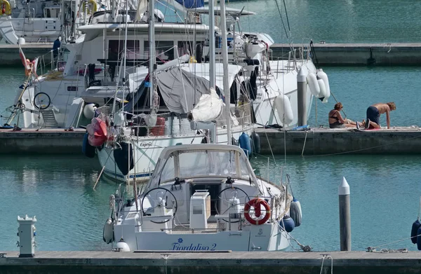 İtalya, Sicilya, Akdeniz, Marina di Ragusa; 13 Eylül 2017, insanlar ve liman - editoryal Lüks Yatlar