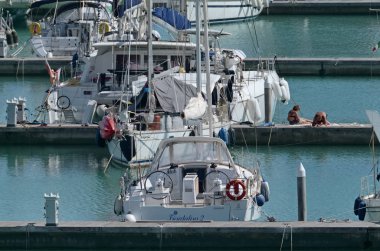 İtalya, Sicilya, Akdeniz, Marina di Ragusa; 13 Eylül 2017, insanlar ve liman - editoryal Lüks Yatlar