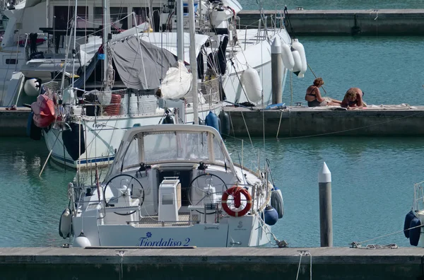 İtalya, Sicilya, Akdeniz, Marina di Ragusa; 13 Eylül 2017, insanlar ve liman - editoryal Lüks Yatlar