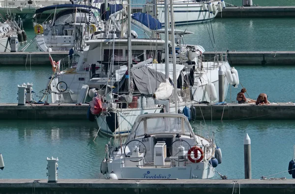 İtalya, Sicilya, Akdeniz, Marina di Ragusa; 13 Eylül 2017, insanlar ve liman - editoryal Lüks Yatlar