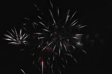 İtalya, Sicilya, Marina di Ragusa, gece havai fişek