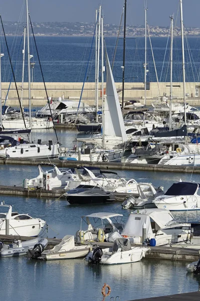 Włochy, Sycylia, Morze Śródziemne, Marina di Ragusa; 18 września 2017, łodzie i luksusowe jachty w porcie - Redakcja — Zdjęcie stockowe