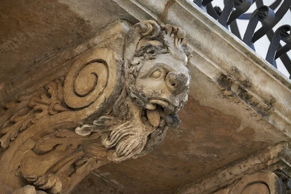 Itália, Sicília, Scicli (província de Ragusa), a fachada barroca do Palácio da Fava da Unesco (século XVIII a.C.), estátua sob uma varanda — Fotografia de Stock