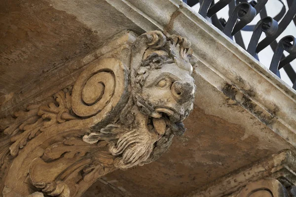 Itália, Sicília, Scicli (província de Ragusa), a fachada barroca do Palácio da Fava da Unesco (século XVIII a.C.), estátua sob uma varanda — Fotografia de Stock