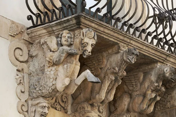 Itálie, Sicílie, Scicli (provincie Ragusa), palác Unesco Fava barokní fasáda (18. století a.C.), sochy pod balkónem — Stock fotografie