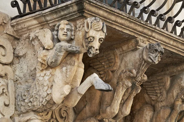 İtalya, Sicilya, Scicli (Ragusa eyaletinde), Unesco Barok Fava Palace cephe (18. yüzyıl a.C.), heykeller bir balkon altında 