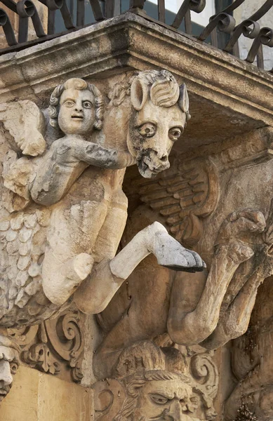 Italia, Sicilia, Scicli (provincia de Ragusa), la fachada barroca del Palacio de la Fava de la Unesco (siglo XVIII a.C.), estatuas bajo un balcón —  Fotos de Stock