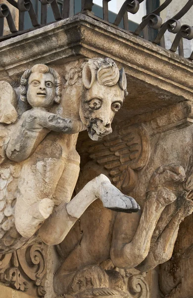 İtalya, Sicilya, Scicli (Ragusa eyaletinde), Unesco Barok Fava Palace cephe (18. yüzyıl a.C.), heykeller bir balkon altında 