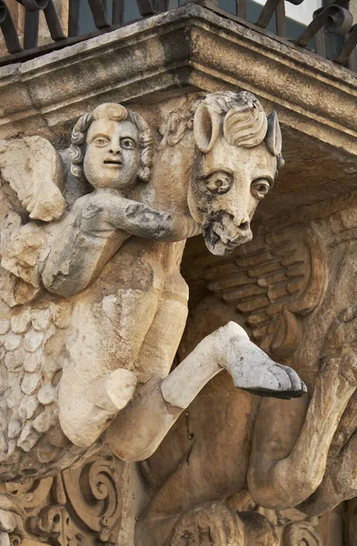 Italia, Sicilia, Scicli (provincia de Ragusa), la fachada barroca del Palacio de la Fava de la Unesco (siglo XVIII a.C.), estatuas bajo un balcón — Foto de Stock