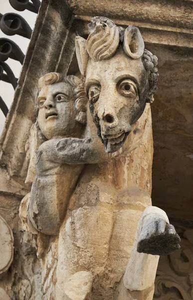 イタリア、シチリア島、シクリ (ラグーザ県)、ユネスコ バロック ファヴァ宮殿のファサード (18 世紀)、バルコニーの下の彫像 — ストック写真