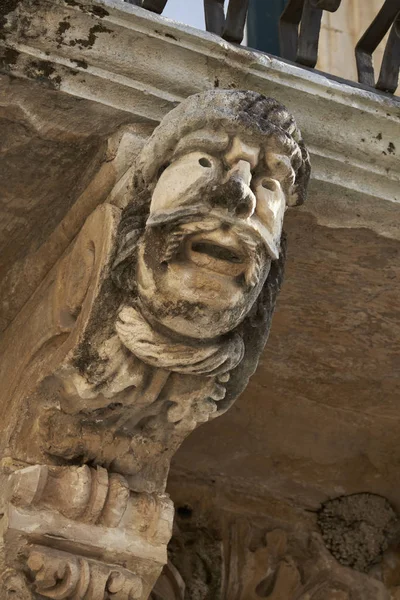 Italy, Sicily, Scicli (Ragusa province), the Unesco Baroque Fava Palace facade (18th Century a.C.), statue under a balcony — Stock Photo, Image