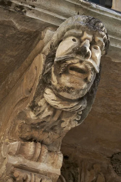 Italia, Sicilia, Scicli (Ragusa), facciata barocca del Palazzo Fava dell'UNESCO (XVIII secolo a.C.), statua sotto un balcone — Foto Stock