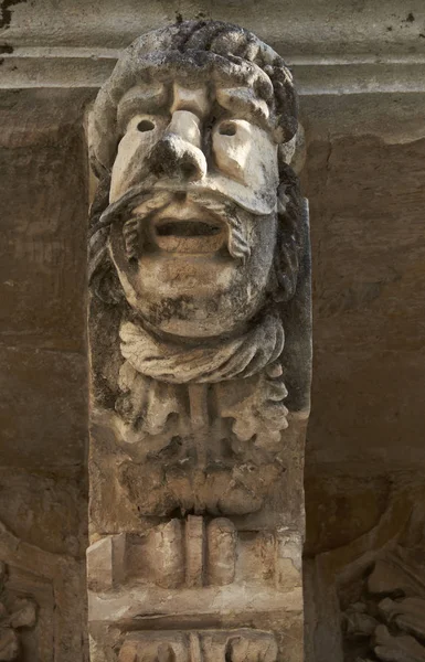 Italien, Sizilien, Scicli (Provinz Ragusa), die barocke Fassade des UNESCO-Weltkulturerbes (18. Jahrhundert n.Chr.), Statue unter einem Balkon — Stockfoto