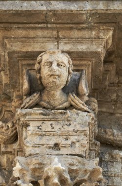 İtalya, Sicilya, Scicli (Ragusa eyaletinde), Unesco Barok Fava Palace cephe (18. yüzyıl a.C.), heykel bir balkon altında 