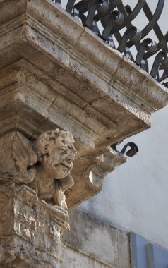 İtalya, Sicilya, Scicli (Ragusa eyaletinde), Unesco Barok Fava Palace cephe (18. yüzyıl a.C.), heykel bir balkon altında 