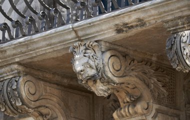İtalya, Sicilya, Scicli (Ragusa eyaletinde), Unesco Barok Fava Palace cephe (18. yüzyıl a.C.), heykel bir balkon altında 