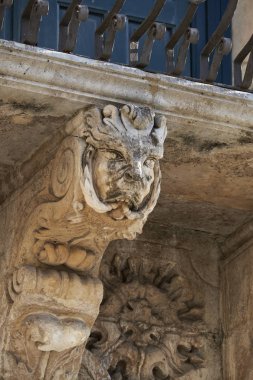 İtalya, Sicilya, Scicli (Ragusa eyaletinde), Unesco Barok Fava Palace cephe (18. yüzyıl a.C.), heykel bir balkon altında 