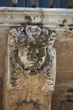 İtalya, Sicilya, Scicli (Ragusa eyaletinde), Unesco Barok Fava Palace cephe (18. yüzyıl a.C.), heykel bir balkon altında 