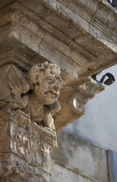 Italië, Sicilië, Scicli (provincie Ragusa), de Unesco Baroque Fava Palace gevel (18e eeuw a.C.), standbeeld onder een balkon — Stockfoto