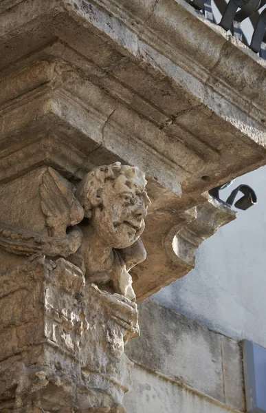 İtalya, Sicilya, Scicli (Ragusa eyaletinde), Unesco Barok Fava Palace cephe (18. yüzyıl a.C.), heykel bir balkon altında 