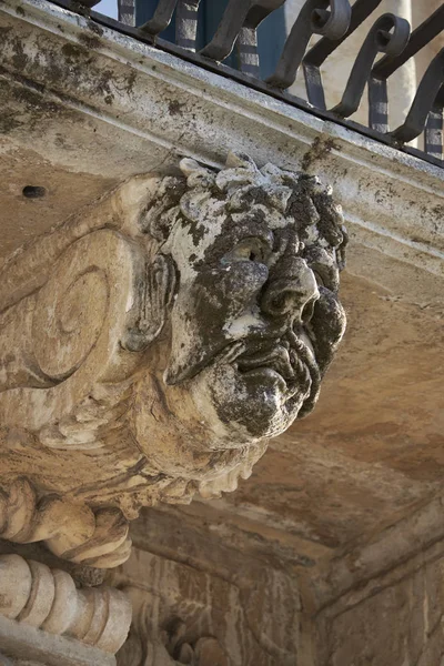 Italia, Sicilia, Scicli (provincia de Ragusa), la fachada barroca del Palacio de la Fava de la Unesco (siglo XVIII a.C.), estatua bajo un balcón —  Fotos de Stock