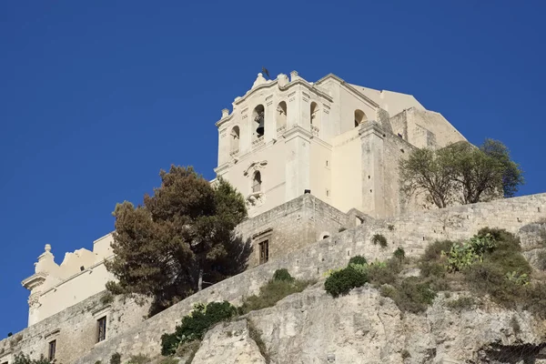 ITALIA, Sicilia, Scicli (provincia de Ragusa), vista del convento y monasterio de Santa Maria della Croce (Sec. XVI. ) — Foto de Stock
