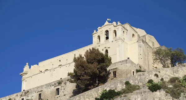 Italië, Sicilië, Scicli (provincie Ragusa), uitzicht op het klooster van Santa Maria della Croce en klooster (Sec. Xvi) — Stockfoto