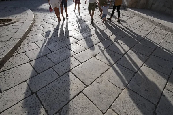 Italy, Sicily, Scicli (Ragusa province), people walking in the baroque central Mormino Penna Street — Stock Photo, Image