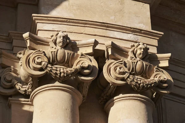 İtalya, Sicilya, Scicli (Ragusa Eyaleti), St. John Katedral Barok cephesi (1803 A.C.), sütunlar ve süslemeli heykeller