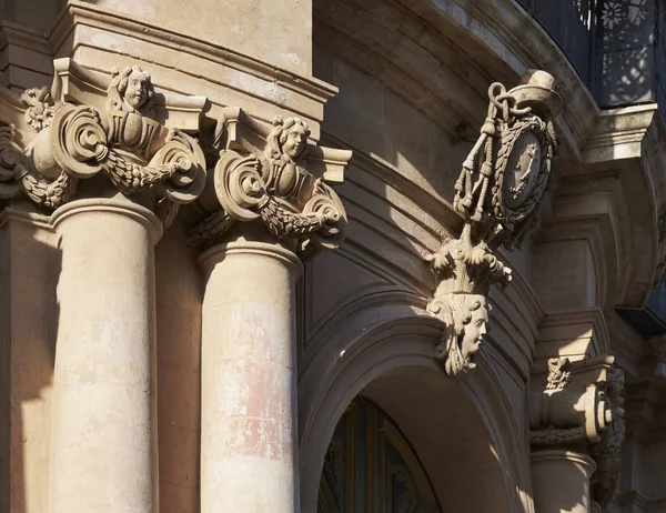İtalya, Sicilya, Scicli (Ragusa Eyaleti), St. John Katedral Barok cephesi (1803 A.C.), sütunlar ve süslemeli heykeller