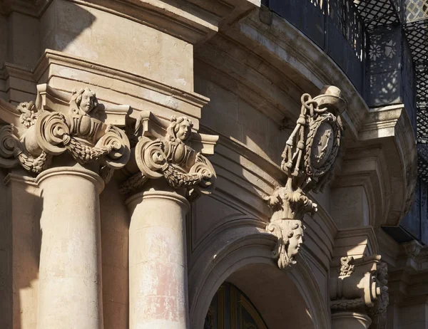 İtalya, Sicilya, Scicli (Ragusa Eyaleti), St. John Katedral Barok cephesi (1803 A.C.), sütunlar ve süslemeli heykeller — Stok fotoğraf