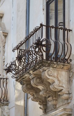 İtalya, Sicilya, Scicli (Ragusa eyaletinde), Barok balkon bina eski 