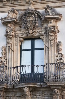 İtalya, Sicilya, Scicli (Ragusa eyaletinde), Unesco Barok Fava Palace cephe ve balkon (18. yüzyıl a.C.)