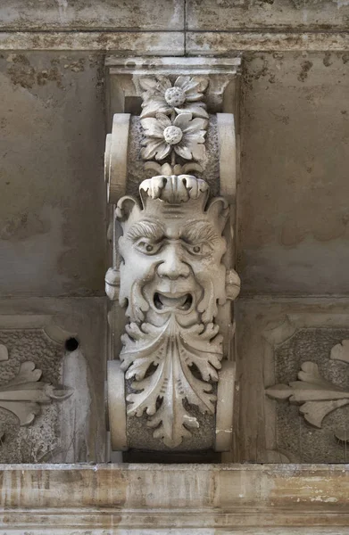 Italie, Sicile, Scicli (province de Raguse), façade du palais baroque Spadaro de l'Unesco (XVIIIe siècle av. J.-C.), statue ornementale sous un balcon — Photo