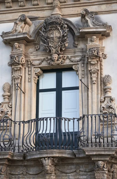 Italia, Sicilia, Scicli (provincia de Ragusa), la fachada barroca del Palacio de la Fava de la Unesco y su balcón (siglo XVIII a.C. .) — Foto de Stock