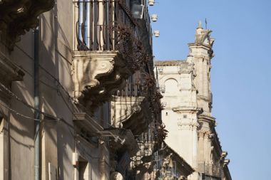 İtalya, Sicilya, Scicli (Ragusa eyaletinde), eski Barok balkonlar ve St John's kilise cephe (18. yüzyıl Ac) içinde belgili tanımlık geçmiş
