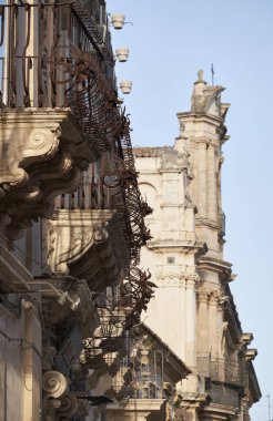 İtalya, Sicilya, Scicli (Ragusa eyaletinde), eski Barok balkonlar ve St John's kilise cephe (18. yüzyıl Ac) içinde belgili tanımlık geçmiş