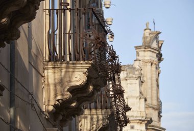 İtalya, Sicilya, Scicli (Ragusa eyaletinde), eski Barok balkonlar ve St John's kilise cephe (18. yüzyıl Ac) içinde belgili tanımlık geçmiş