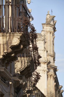 İtalya, Sicilya, Scicli (Ragusa eyaletinde), eski Barok balkonlar ve St John's kilise cephe (18. yüzyıl Ac) içinde belgili tanımlık geçmiş