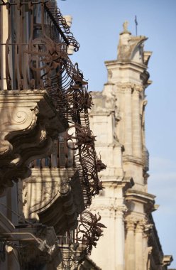 İtalya, Sicilya, Scicli (Ragusa eyaletinde), eski Barok balkonlar ve St John's kilise cephe (18. yüzyıl Ac) içinde belgili tanımlık geçmiş