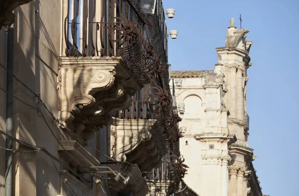 İtalya, Sicilya, Scicli (Ragusa eyaletinde), eski Barok balkonlar ve St John's kilise cephe (18. yüzyıl Ac) içinde belgili tanımlık geçmiş