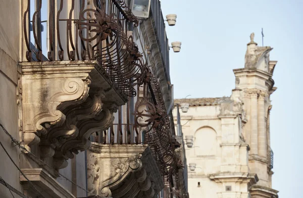 İtalya, Sicilya, Scicli (Ragusa eyaletinde), eski Barok balkonlar ve St John's kilise cephe (18. yüzyıl Ac) içinde belgili tanımlık geçmiş