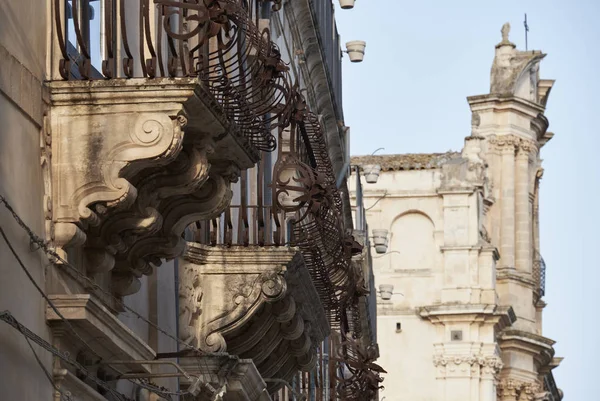 İtalya, Sicilya, Scicli (Ragusa eyaletinde), eski Barok balkonlar ve St John's kilise cephe (18. yüzyıl Ac) içinde belgili tanımlık geçmiş