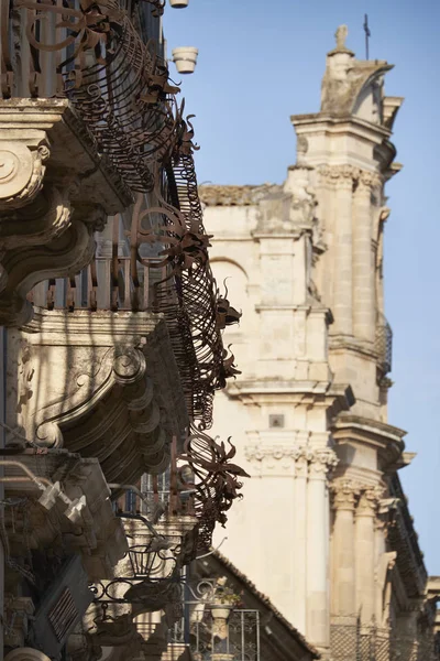 İtalya, Sicilya, Scicli (Ragusa eyaletinde), eski Barok balkonlar ve St John's kilise cephe (18. yüzyıl Ac) içinde belgili tanımlık geçmiş