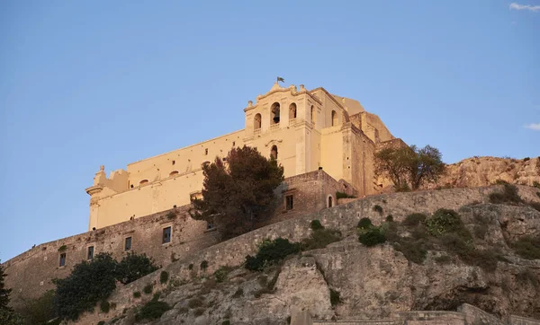 ITALIA, Sicilia, Scicli (provincia de Ragusa), vista del convento y monasterio de Santa Maria della Croce (Sec. XVI) al atardecer — Foto de Stock