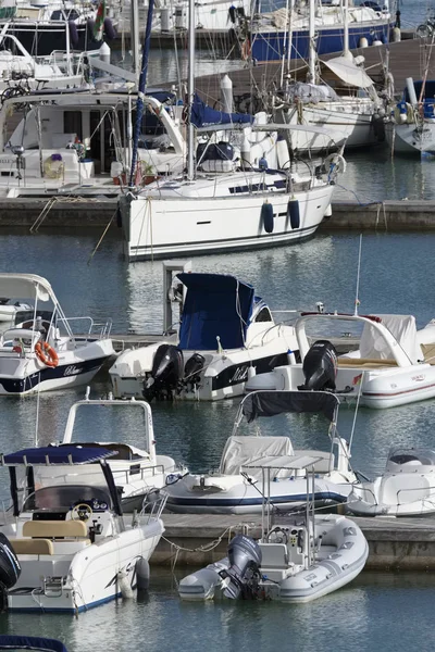 Италия, Сицилия, Средиземное море, Marina di Ragusa; 24 сентября 2017, лодки и роскошные яхты в порту - РЕДАКЦИЯ — стоковое фото